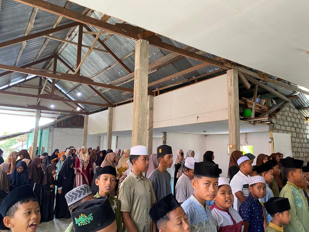 Para Santri membaca maulid diba'