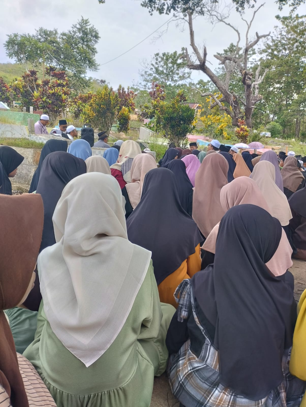 pembacaan tahlil di makam pendiri ponpes nurl qur'an